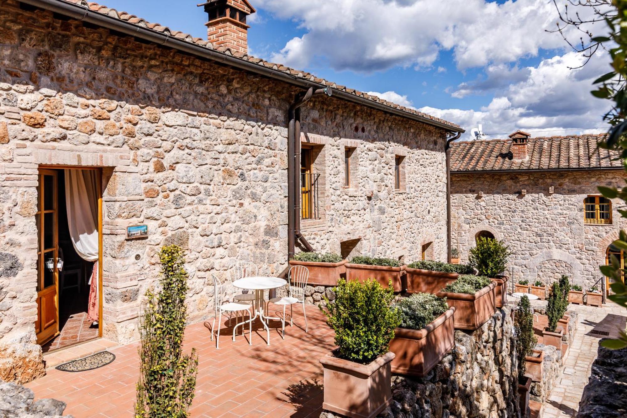 Relais La Costa Historical Residence Monteriggioni Bagian luar foto
